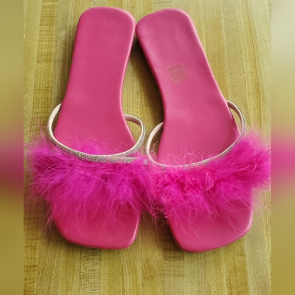 **NWOT** Pink Feathered Women's Sandals